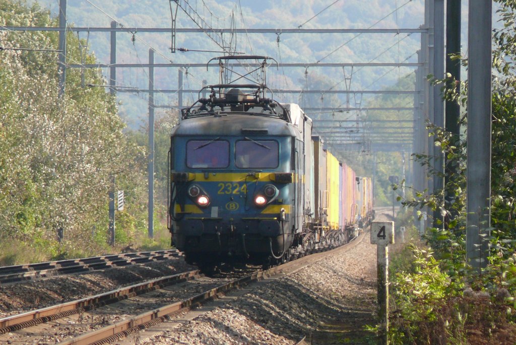 HLE 2324 kommt mit einem Containerzug am Haken, den sie in Montzen bernommen hat. Aufgenommen bei Warsage am 18/10/2008.