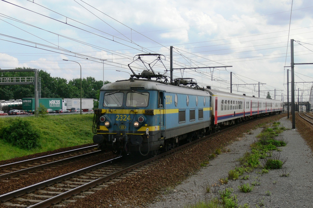 hle 2324 mit P-trein  Verstrkerzug  aus M4 Wagen, Aufnahme am 20.05.2009 in Bahnhof Antwerpen-Luchtbal 