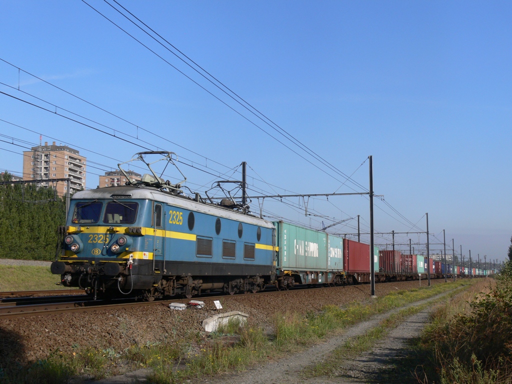 hle 2325 mit Containerzug in der Nhe von Bahnhof Antwerpen-Luchtbal, Aufnahme am 25.09.2009