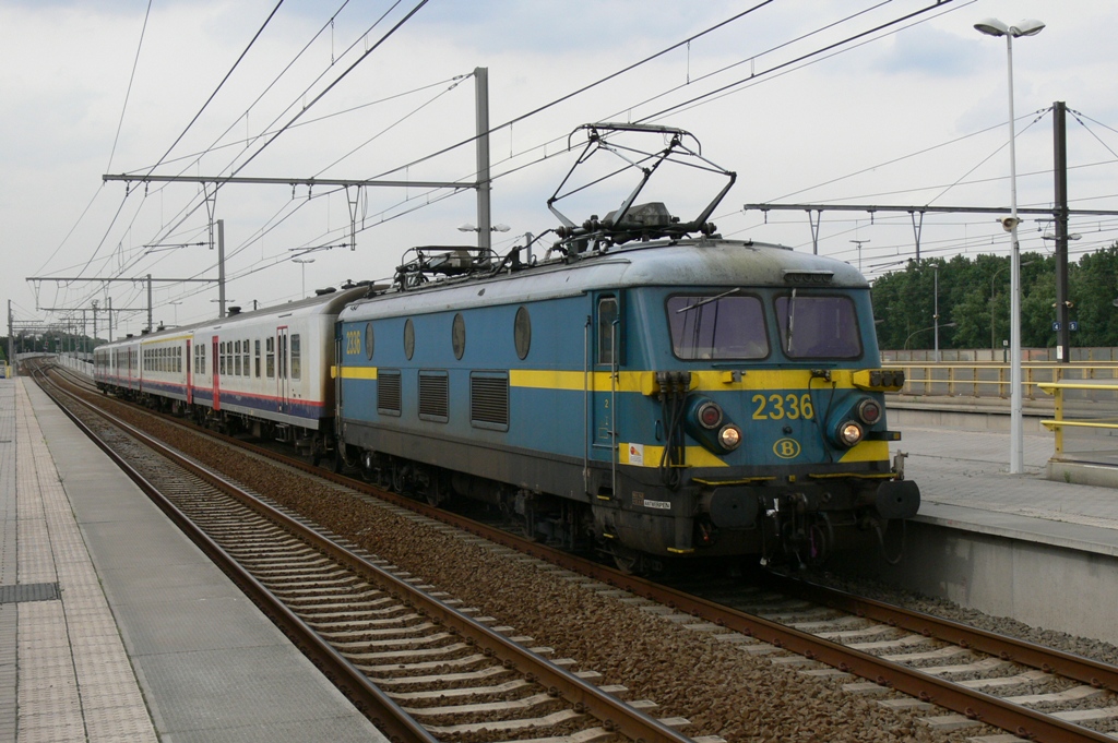 hle 2336 mit P-trein P8280  Verstrkerzug  aus M4 Wagen, Aufnahme am 20.05.2009 in Bahnhof Antwerpen-Luchtbal 