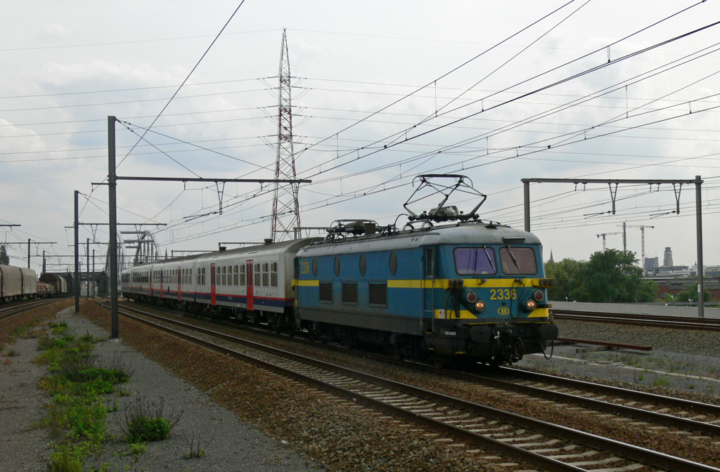 hle 2336 mit P-trein  Verstrkerzug  aus M4 Wagen, Aufnahme am 20.05.2009 in Bahnhof Antwerpen-Luchtbal 