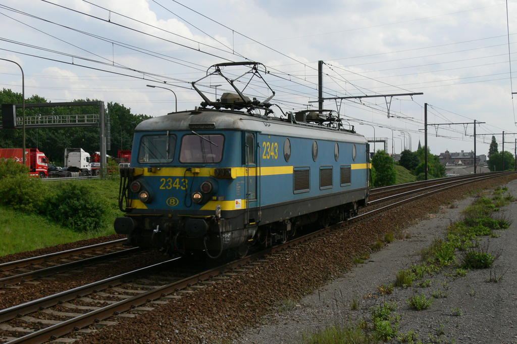 hle 2343 auf Solofahrt, Aufnahme am 20.05.2009 in Bahnhof Antwerpen-Luchtbal