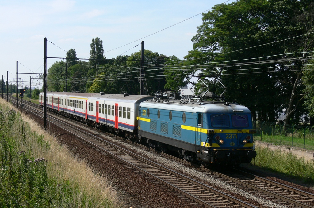 hle 2371 mit P-trein  Verstrkerzug  aus M4 Wagen, Aufnahme am 24.06.2009 in Mortsel