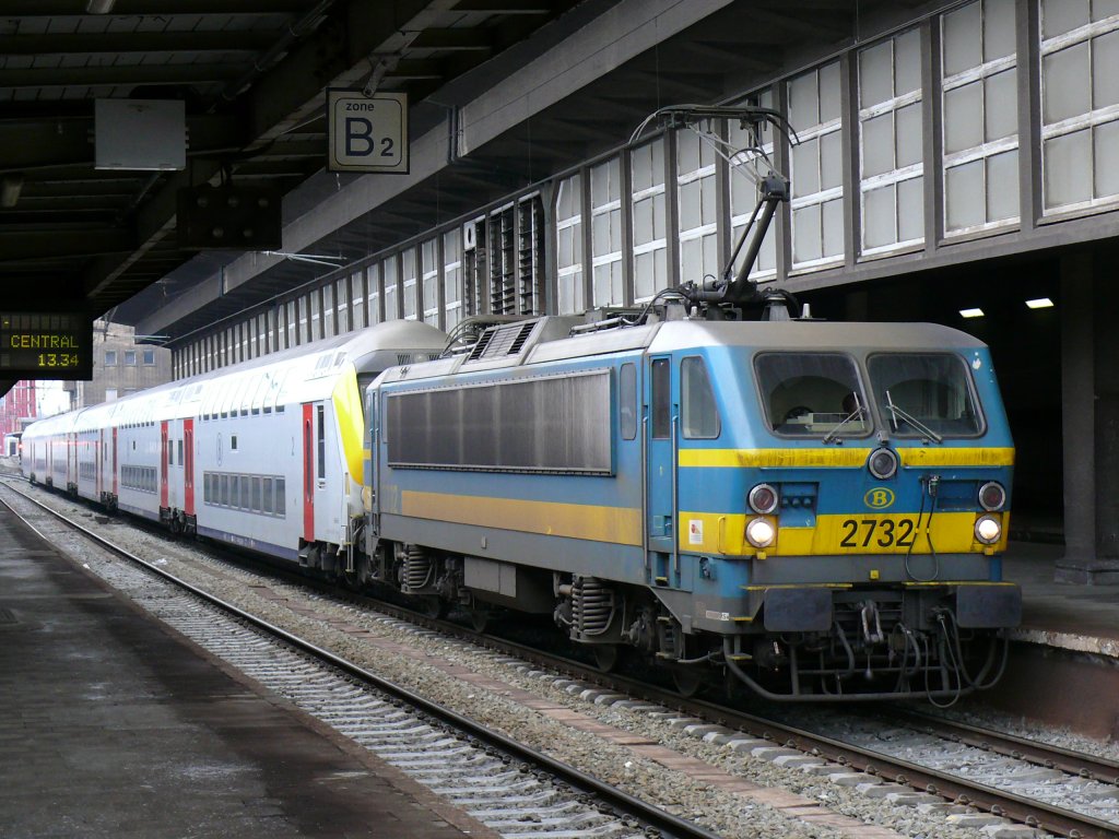 HLE 2732 steht abfahrbereit mit neuen Dostowagen in Bruxelles-Midi. Aufgenommen am 07/02/2009.