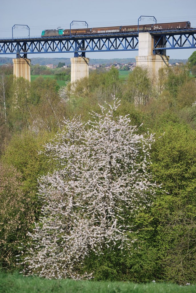 HLE 28 und gemischter Gterzug in Richtung Belgien auf der Moresneter Brcke am 15. April 2011.