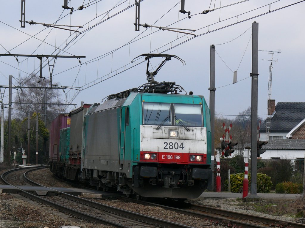 HLE 2804 (186 196) durchquert hier die Ortschaft Hoeselt auf dem Weg nach Aachen-West. Aufgenommen am 20/02/2010 .