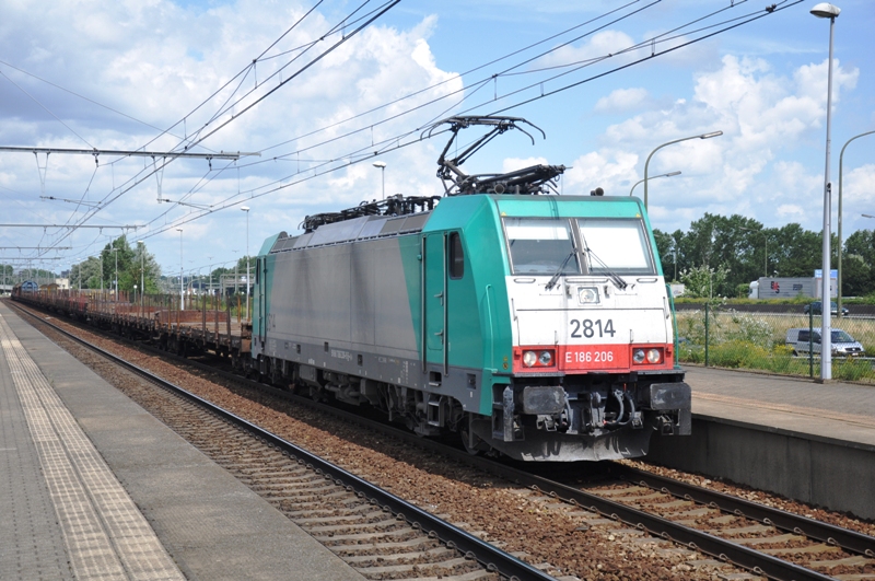 hle 2814 mit gemischter Gterzug in Bahnhof Antwerpen-Luchtbal 04/08/2012