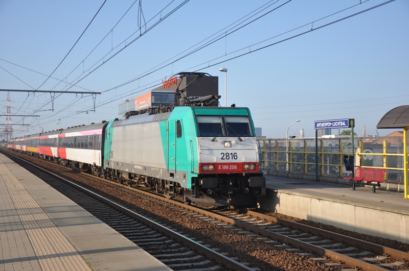 hle 2816 mit Intercity IC9205 Brussel-Amsterdam am 11.08.2012 in Bahnhof Antwerpen-Luchtbal