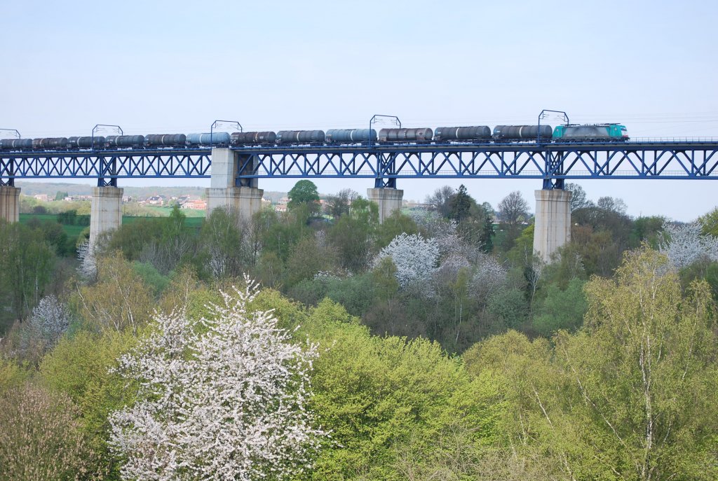 HLE 2831 mit Kesselwagen in Richtung Deutschland auf der Moresneter Br�cke (15. April 2011).