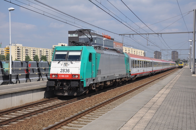 hle 2836 mit Intercity IC9228 Amsterdam-Brussel in Bahnhof Antwerpen-Luchtbal am 11/08/2012
