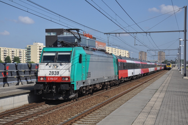 hle 2839 mit Intercity IC 9224 Amsterdam-Brussel am 11.08.2012 in Bahnhof Antwerpen-Luchtbal 