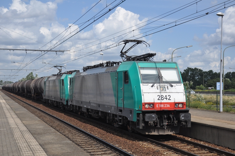 hle 2842 und eine weitere Lok dieser Reihe mit Kesselzug in Bahnhof Antwerpen-Luchtbal 04/08/2012