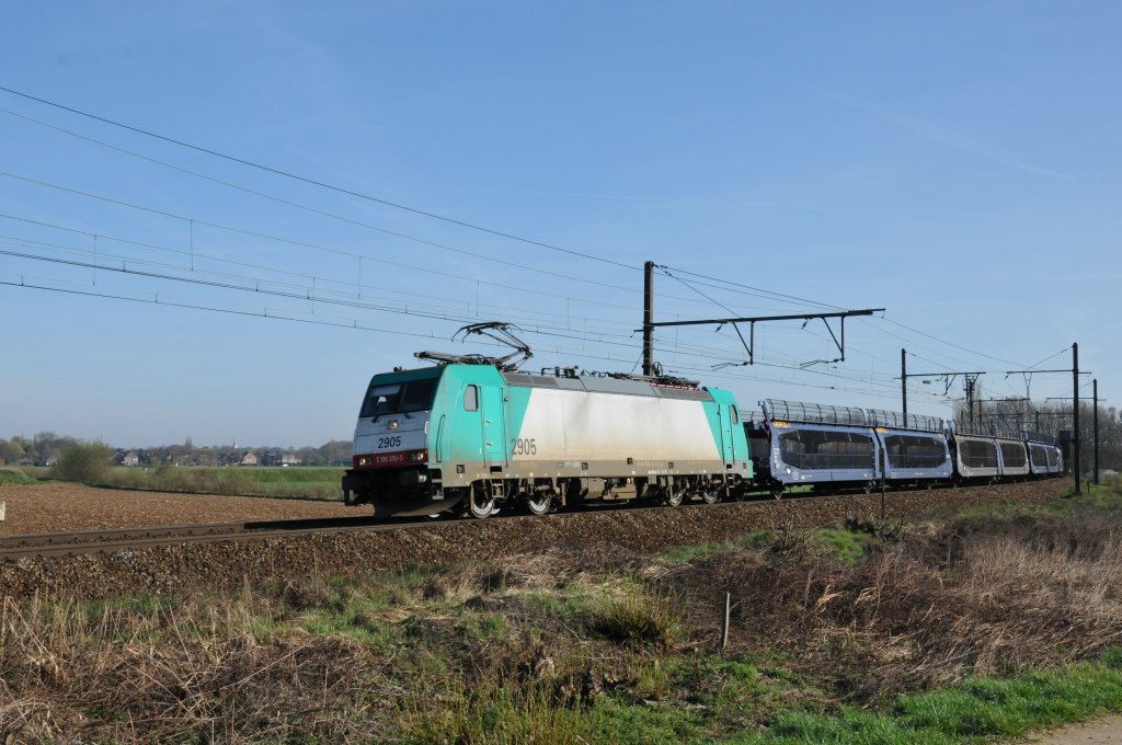 HLE 2905 (baugleich mit der Serie 28, aber mit Zulassung fr Frankreich, 186 350-5) zieht einen leeren Autozug vom Antwerpener Hafen kommend in Richtung Antwerpen. Aufgenommen am 02/04/2011 in Ekeren.