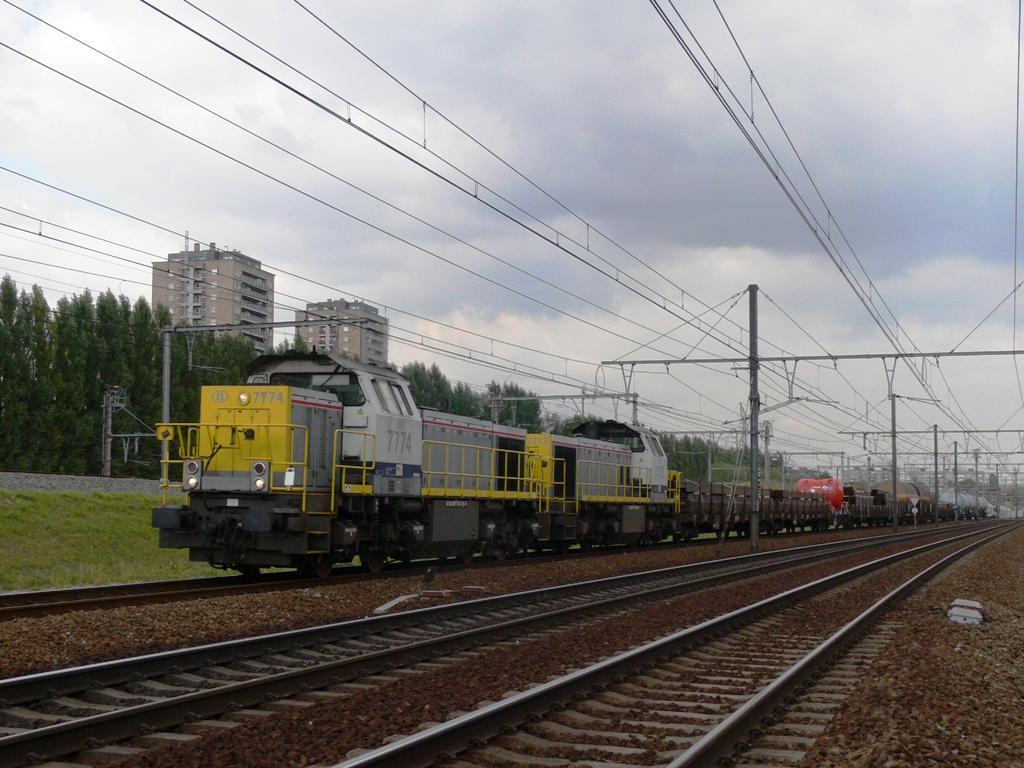 hle 7774 & 7773 mit gemischter Gterzug in der Nhe von Bahnhof Antwerpen-Luchtbal, Aufnahme am 25.09.2009
