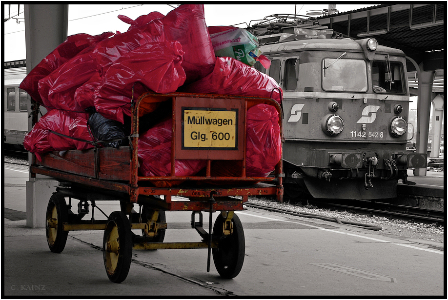 Ho, Ho , Ho ! Ich hoffe, Ihr ward alle schn brav und habt euch immer schn bemht beim Zge knipsen ? 

Dann kommt vielleicht nicht der Krampus, sondern der Nikolo, und belohnt euch auch mit so einer roten Wundertte 

mit pfeln, Nssen, und Mandarinen. Vor zwei Jahren ist er bei uns in Wien noch standesgem mit dem Zug 

am Sdbahnhof angekommen, und hat seine Gaben zunchst einmal auf den nchst besten Materialwagen geladen, 

um beim Bahnhofswirten einmal in aller Ruhe auf ein Schnitzel und ein Bier zu gehen, um dann 

den ganzen Krempel beschwingt auf seinen Schlitten zu packen, und die Rentiere zu satteln ... : D
 