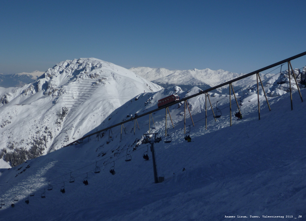 Hoadlbahn am oberen Viadukt - im Hintergrund Nockspitze und Tuxer Alpen. Axamer Lizum, Mitte Feber 2013 kHds