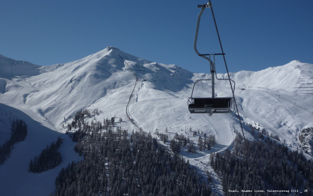 Hoadlbahn von gegenber - im Vordergrund einer der Sessel der Sesselbahn Birgitzkpfl. Rechts noch zu erkennen der Pleisen. Axamer Lizum, Abfahrt 10, Mitte Feber 2013 kHds