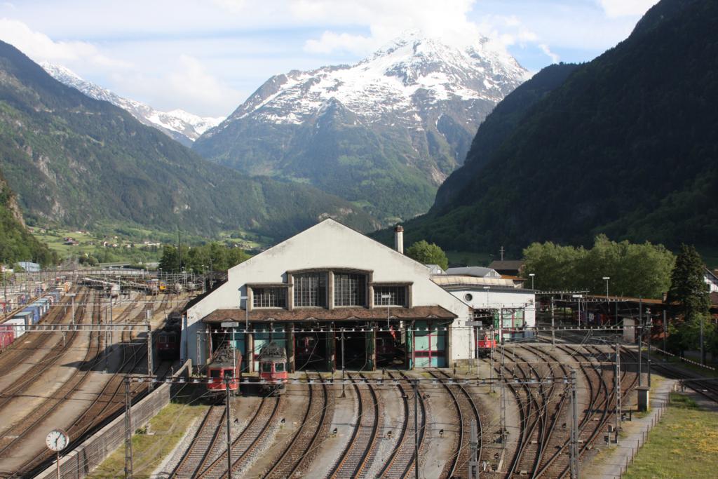 Hobby freundlich erweist man sich in Erstfeld in der Schweiz. Am 16.5.2009 
nutzte ich den am dortigen Depot eigens errichteten  Fototurm  und konnte
so Bilder aus einer sonst nicht mglichen Perspektive machen. Das Depot
lag mir quasi zu Fen und die schneebedeckten Berge dahinter kompletierten
die wunderbare Kulisse. Ein besonderer Dank an die Erbauer dieses genialen
Fotopunktes!