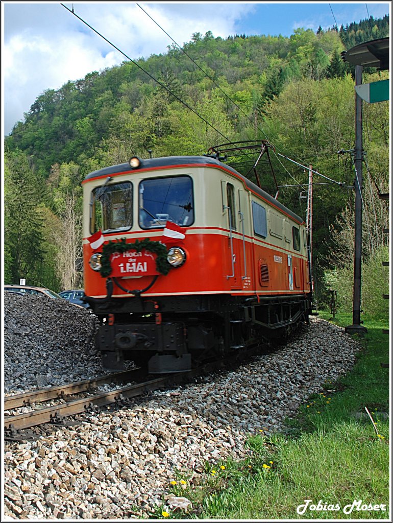 Hoch der 1.Mai!!!
Die 1099 001  St.Plten  mit dem R 6805 nach Mariazell kurz nach Schwarzenbach.