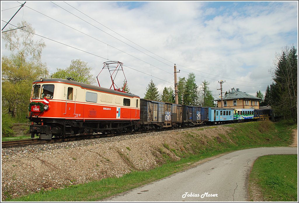 Hoch der 1.Mai!!!
Die 1099 001  St.Plten  als Zuglok des R 6805 bei der Ausfahrt aus Winterbach.