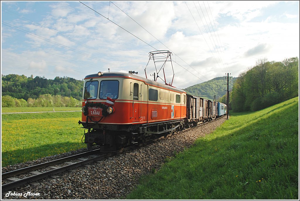 Hoch der 1.Mai!!!
Wie jedes Jahr wird die Zuglok des R 6805 geschmckt. Heuer war es die 1099 001  St.Plten , die den aus 5 bunten Waggons bestehenden Zug nach Mariazell brachte. Das Bild entstand zwischen Tradigist und Kirchberg.