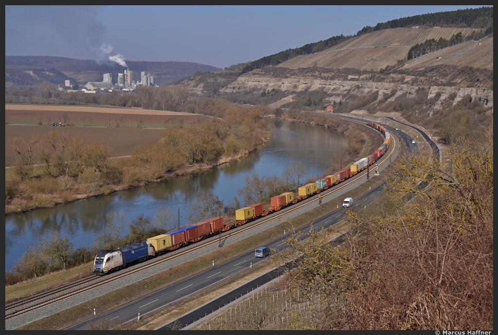 Hoch oben in den Weinbergen von Himmelstadt konnte 182 522-3 alias ES 64 U2 - 022 der Wiener Lokalbahnen AG (WLB) mit Containerzug fotografiert werden. Aufnahmedatum war der 5. Mrz 2013