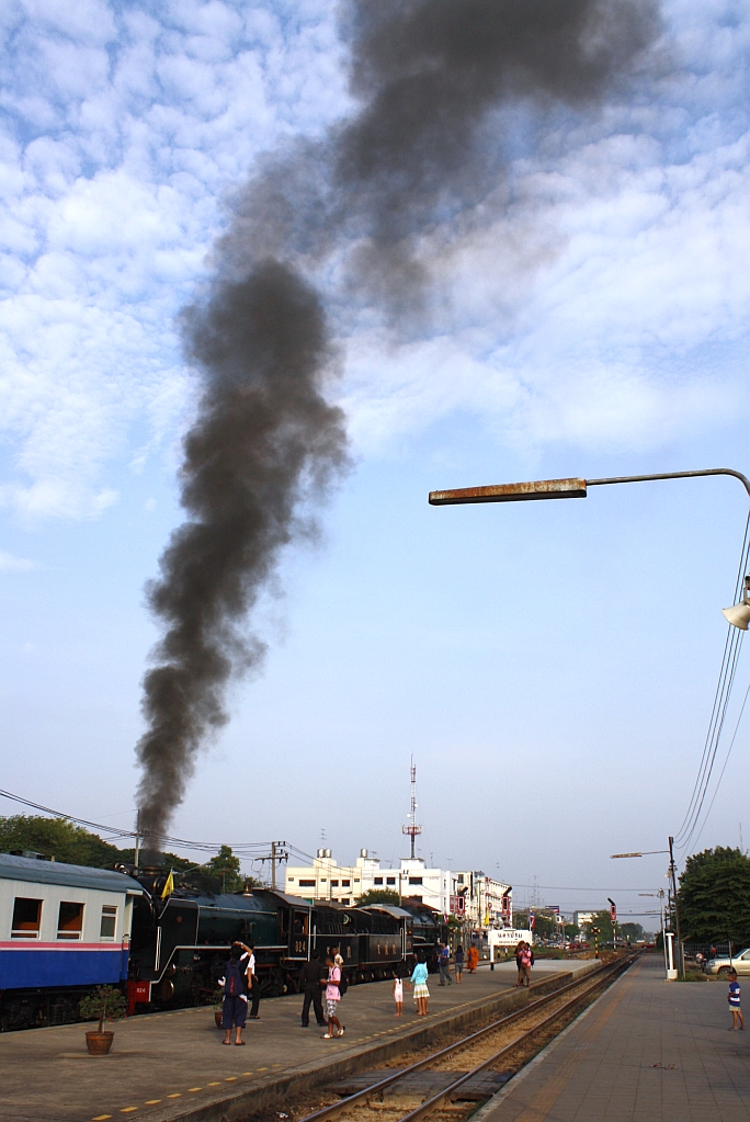 Hoch steig die Rauchfahne der 824 in den Himmel; 824 und 850 mit dem Dampfsonderzug 9002 nach Bangkok im Bf. Nakhon Pathom am 06.Dezember 2010.