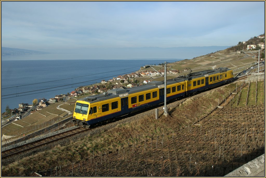 Hoch ber dem Genfersee fhrt der  Train des Vignes  am 14. Mrz 2011 Richtung Chexbres.