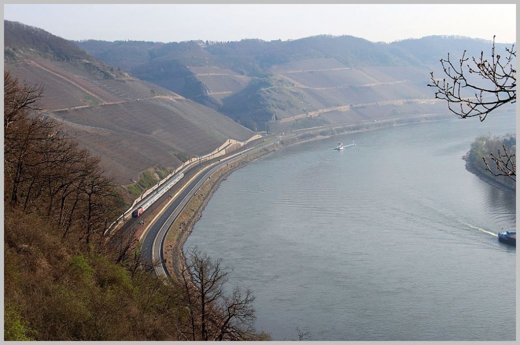 Hoch ber dem Rheintal entstand diese Aufnahme mit einer 101, die einen ICE-Ersatzzug die linke Rheinstrecke Richtung Sden zieht. Boppard, 3.4.12