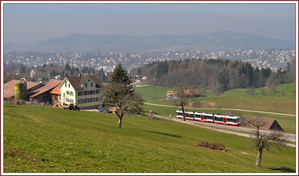 Hoch ber der Stadt St.Gallen fhrt die S12 bei Notkersegg Richtung Trogen. (24.03.2011)