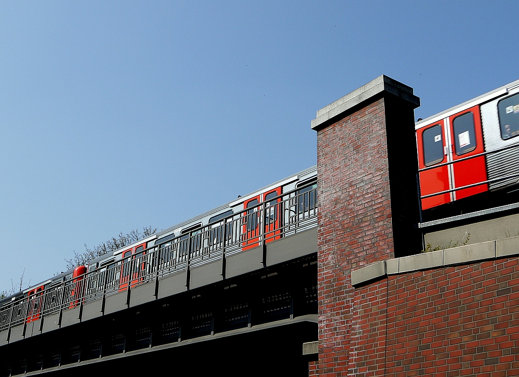 Hochbahn-Brcke ber die  Fuhlsbttler Strae  in Hamburg-Barmbek. 19.4.2011