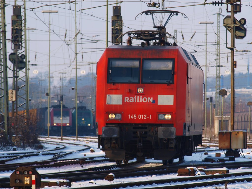 Hochbetrieb am 06.01.2010 in Aachen West. 145 012-1 rangiert an einen Gterzug der von einer Cobra aus Belgien gebracht wurde. Im Hintergrund warten 185 590-7 von Crossrail und 185 541-0 von Rail4Chem auf die Ausfahrt Richtung Kln.