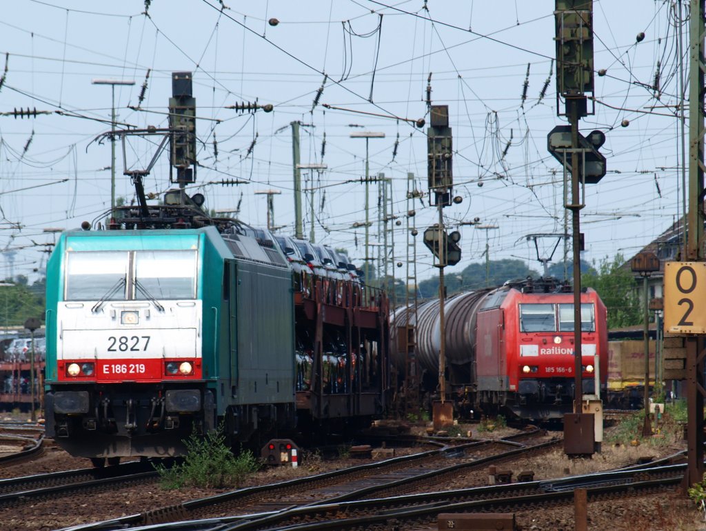 Hochbetrieb am 09.07.2010 in Aachen West, Cobra 186 219 zieht einen Autozug nach Belgien, kurze Zeit spter fhrt 185 166-6 mit einem Kesselzug in Richtung Kln.
