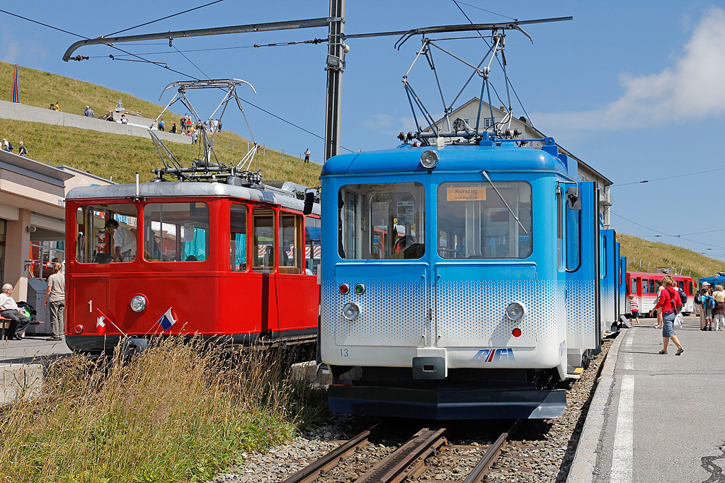 Hochbetrieb auf Rigi-Kulm: Historische Triebwagen Nr. 1 (ursprnglich Vitznau-Rigi) und Nr. 13 (ursprnglich Arth-Goldau-Rigi) warten auf weitere Gste. Aufnahme vom 12. Aug. 2011, 13:54