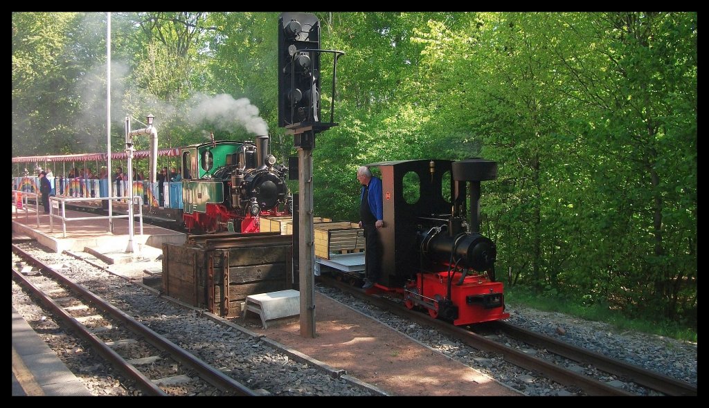 Hochbetrieb im Bahnhof Kchwaldwiese. Parkeisenbahn Chemnitz 01.05.2011