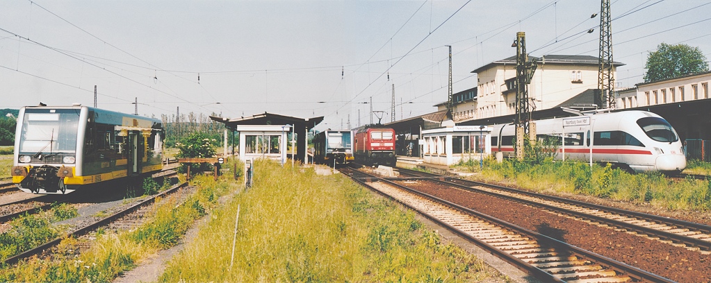 Hochbetrieb in Naumburg Hbf am 7.6.03. 

