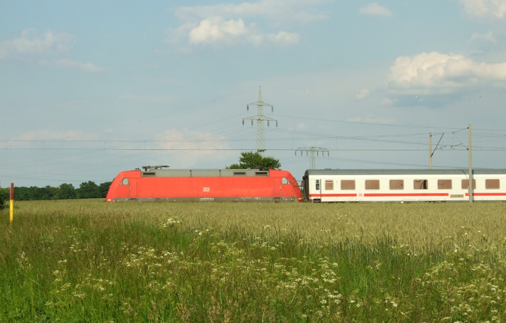 Hochwasser-Umleiter - 101 113 zieht in Hhe der Ortschaft  Marke  den IC 2032 nach Bremen, aber statt via Kthen via Dessau gen Magdeburg.
Marke, der 8.6.13
