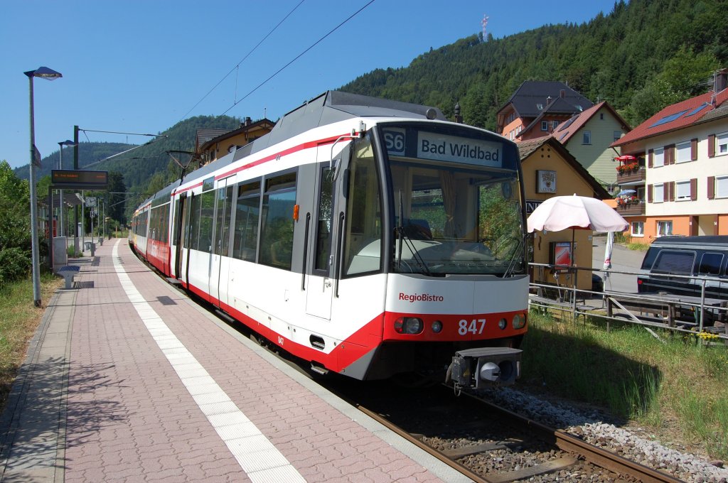 Hfen (Enz) Bf am 21. Juli 2013 mit der S-Bahn Linie 6 Richtung Bad Wildbad.