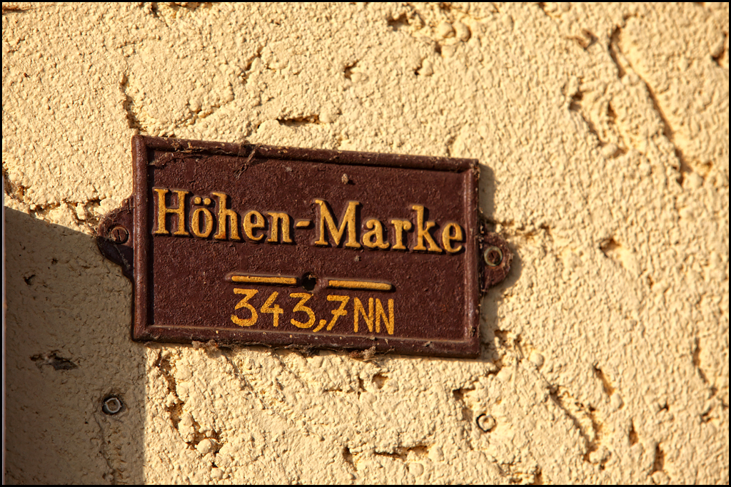 Hhen-Marke 343,7 NN. (Bahnhof Harsdorf am 22.05.2010)