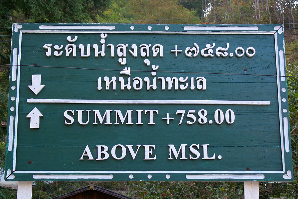 Hhentafel im Bf. Khun Tan, welcher mit 758m .d.M der hchstgelegene Bahnhof Thailands ist. Aufnahme vom 06.Jnner 2011.
