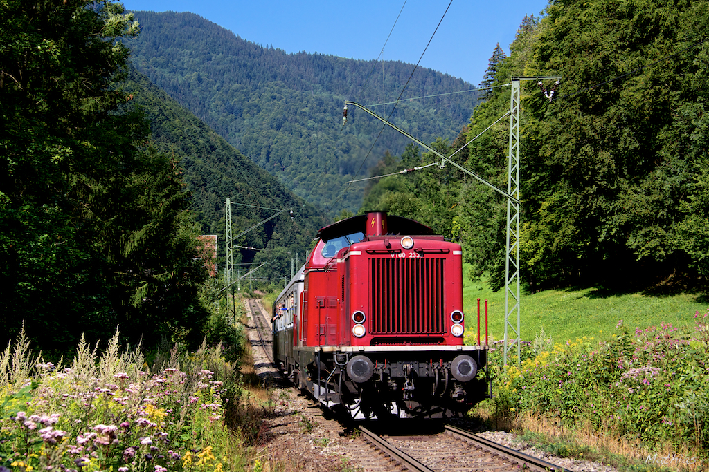 Hllental.
Die V100 2335 ist beim ehemaligen Bahnhof Posthalde, auf der Steilstrecke unterwegs. Die V100 fhrt als Sonderzug anlsslich des 125 Jubilums der Hllentalbahn von Freiburg nach Hinterzarten. (11.August.2012) 