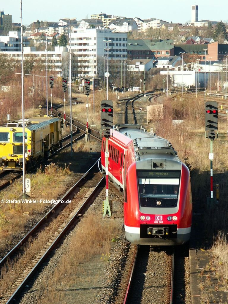 Hof am sonnigen 25.11.2009. Momentan gibt es etliche Gleisnderungen. So ist es mglich dass diese Einfahrt eines 612 nach Gleis 10 sonst nicht blich ist. Mir hat es gefallen wegen der Signale. Ob die wohl deshalt HP 0 zeigen weil hier bis 2013 der Fahrdraht hngen soll?