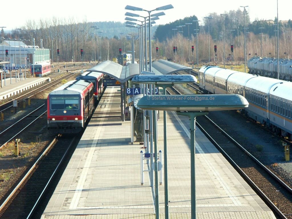 Hof am sonnigen Mittag des 25.11.2009: 628 414  Bad Steben  steht abfahrbereit dorthin, zur Abwechslung mal auf Gleis 8. Dahinter ein 628er Bruder von ihm, rechts der Alex noch ohne doppelten Boden und im Gbf der Wagenzug des MEG-Zemtentzuges, dessen Maxima hinten (�ber der Bahnsteig�berdachung) an der Tanke zu erkennen ist...