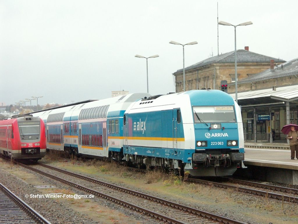 Hof Hbf, 17.11.2009 : Der doppelte Alex ist da! 223063 brachte die Garnitur aus Sachsen nach Hof und wird an diesem verregneten Novembervormittag bald nach Schwandorf weiterfahren. Links steht ein 612 auf dem Lokgleis zur�ck quasi...