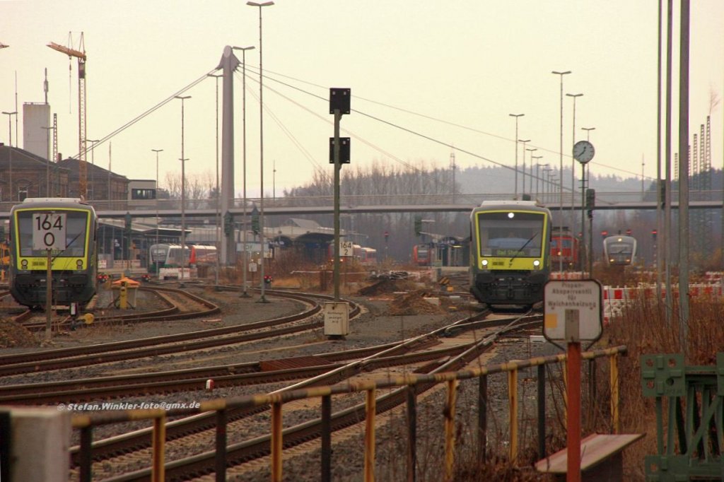 Hof Hbf 29.11.2011. Ein Agilis 650er fährt nach Bad Steben aus. Hinten sind diverse BR zu erkennen, inkl. Güterzug mit 232. Über allem thront schon der neue Luftsteg. Die Situation ändert sich fortlaufend, Hof wird ja elektrifiziert. In den rot-weiss abgegrenzten Flecken wachsen die Masten....

