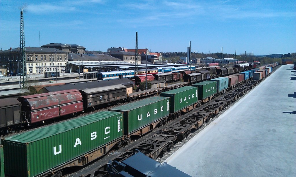 Hof Hbf am 28.04.2012 zur Mittagszeit. Zusehen sind mehrere G�terz�ge (gemischte G�terz�ge + Containerz�ge) und Personenz�ge von DB Regio und Arriva / Alex. 