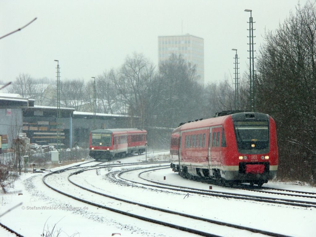 Hof Hbf am 8.01.2010. Neben starkem Schneefall konnte in der westlichen Aus- /Einfahrt ein 612er neben einem von Bad Steben kommenden 628er beobachtet werden . Man kann das Gef�lle der Nebenbahn trotz  des Wetters erkennen...