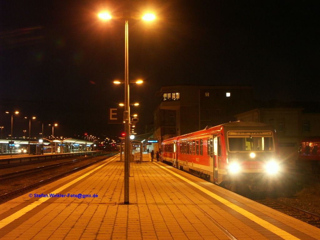 Hof Hbf am Abend des 2.12.2009: 628 413  Stadt M�nchberg  hat Dienst nach Selb Stadt und ist abfahrbereit an diesem Vollmondabend...