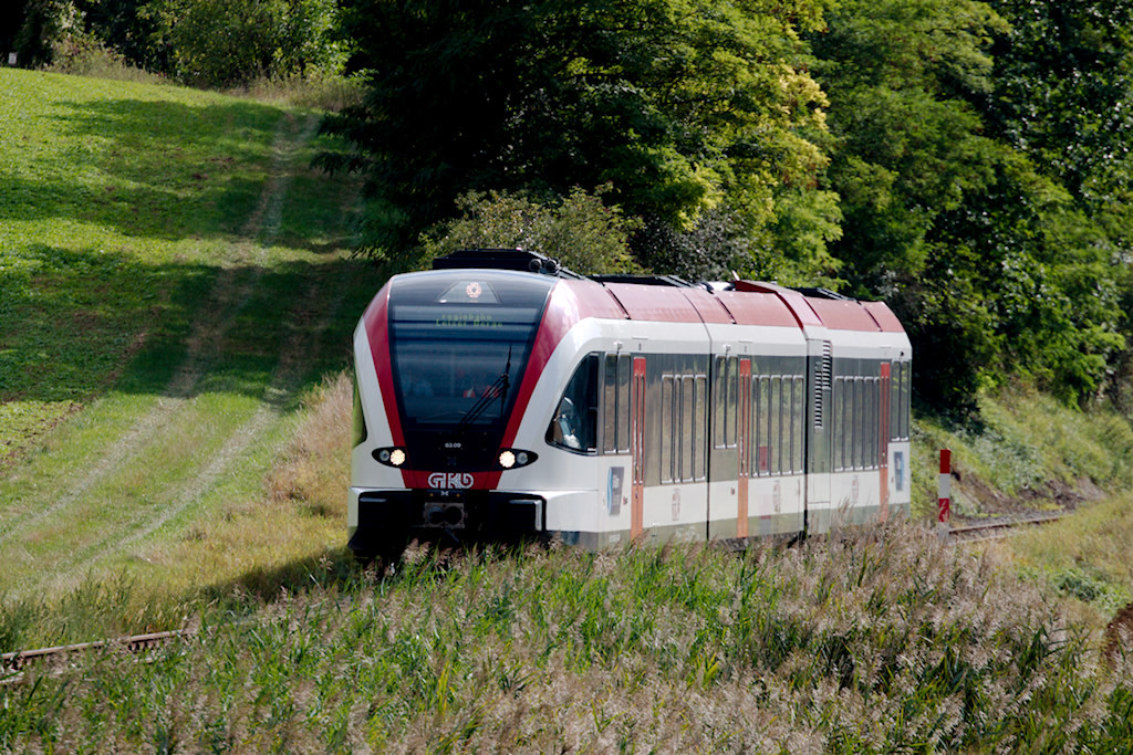 Hoffentlich bald Realitt: ein moderner GTW beschriftet als  regiobahn Leiser Berge  unterwegs zwischen Korneuburg und Ernstbrunn. Das Bild entstand whrend einer ffentlichen Prsentationsfahrt kurz vor Ernstbrunn. (16.09.2012)