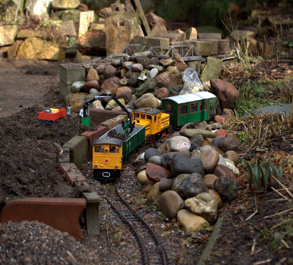 Hoffentlich droht hier kein  zweites Stuttgart 21, auf Grund erheblicher wasserbaulicher Manahmen sind groe Teile der Gartenbahnrunde abgbaut, die Dmme abgetragen, da die Teichfolioe erneuert werden mu.Willy Jespersons Arbeiter stellen da keine groe Hilfe dar.
10.03.2013  10:16 Uhr 